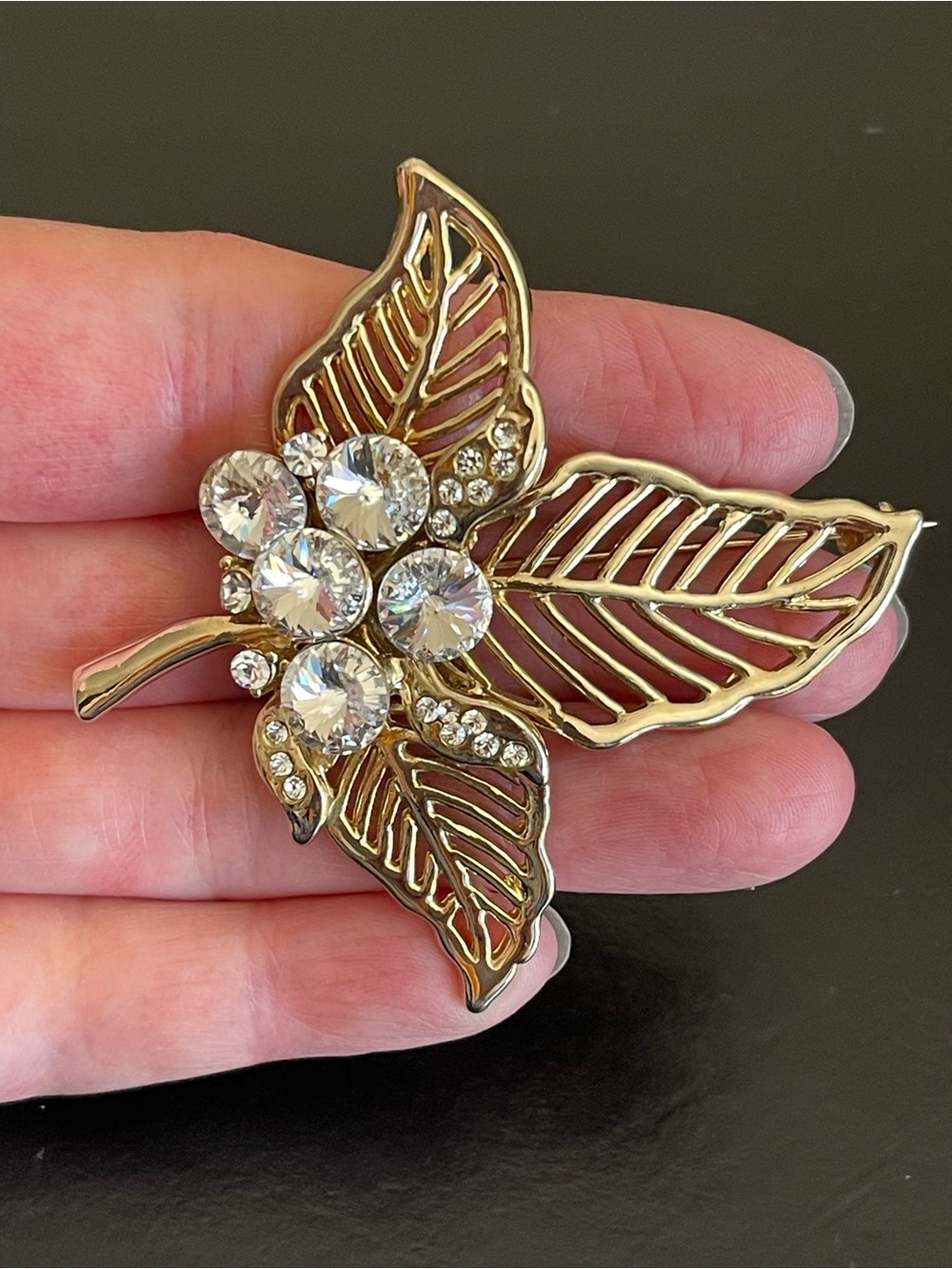 Vintage Gold Tone Leaf clear rhinestone Brooch.